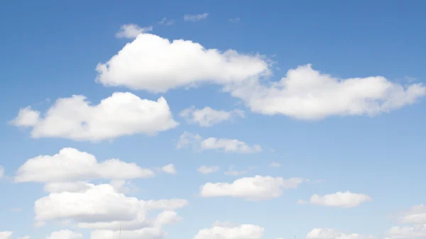 Nuvole in un giorno di cielo blu — Foto Stock