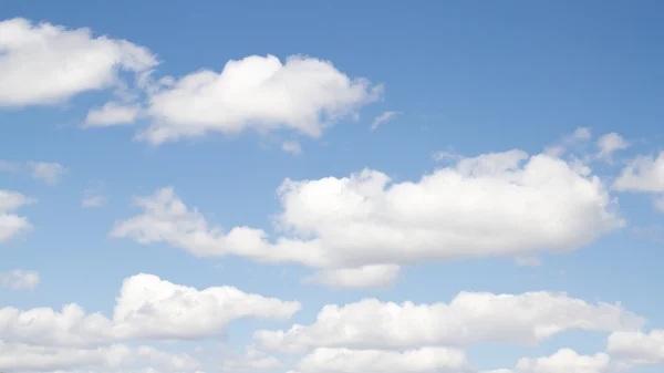 Nuvens em um dia de céu azul — Fotografia de Stock