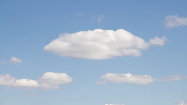 Wolken op een blauwe hemel dag — Stockfoto