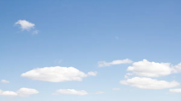 Nuvens em um dia de céu azul — Fotografia de Stock