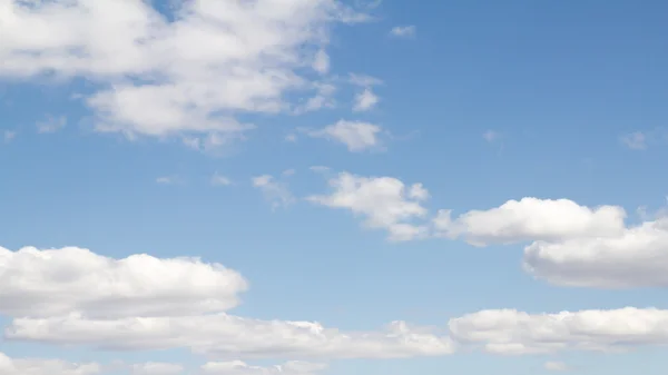 Nubes en un día de cielo azul —  Fotos de Stock