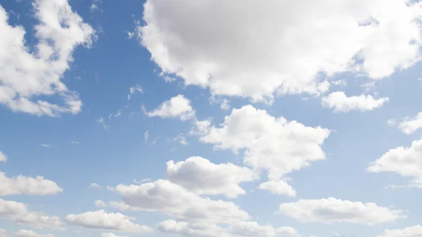 Nuvole in un giorno di cielo blu — Foto Stock