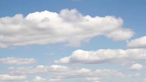 青い空の日に雲 — ストック写真