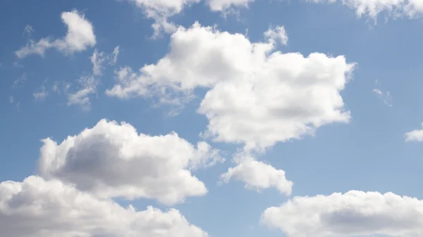 Wolken op een blauwe hemel dag — Stockfoto