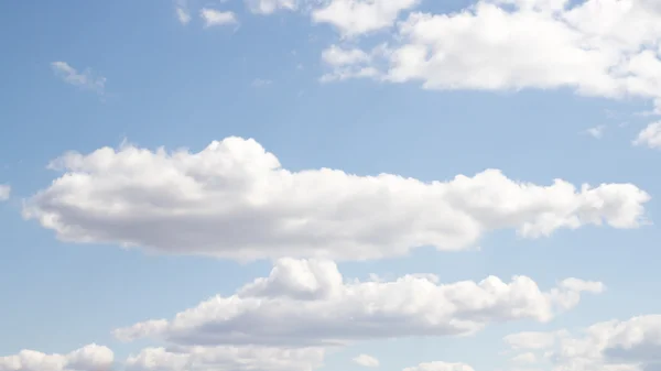 Moln på en blå himmel dag — Stockfoto