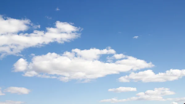 Nuvens em um dia de céu azul — Fotografia de Stock