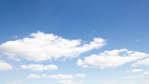 Nuvens em um dia de céu azul — Fotografia de Stock