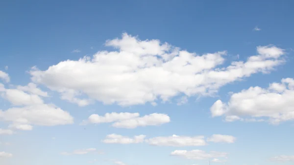 Nuvole in un giorno di cielo blu — Foto Stock