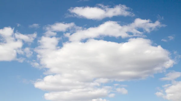 Moln på en blå himmel dag — Stockfoto