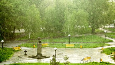 Bir pencere bölmesinde yağmur damlaları