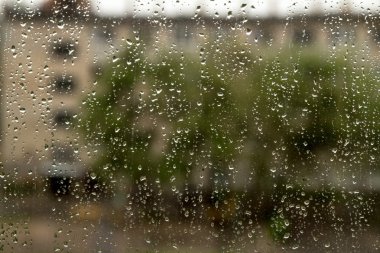 Bir pencere bölmesinde yağmur damlaları,