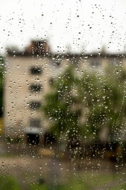 Bir pencere bölmesinde yağmur damlaları,