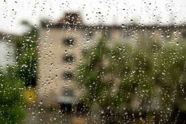 Bir pencere bölmesinde yağmur damlaları,