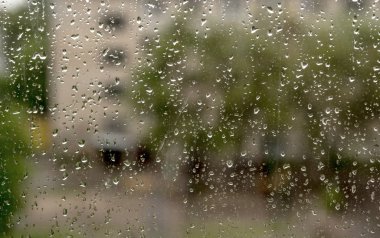 Bir pencere bölmesinde yağmur damlaları,