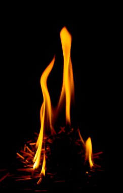 Siyah arkaplanda yangın