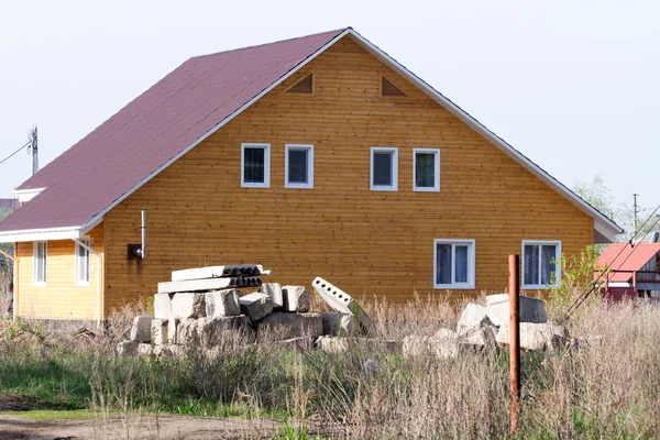 Casa de campo de ladrillo en el pueblo —  Fotos de Stock