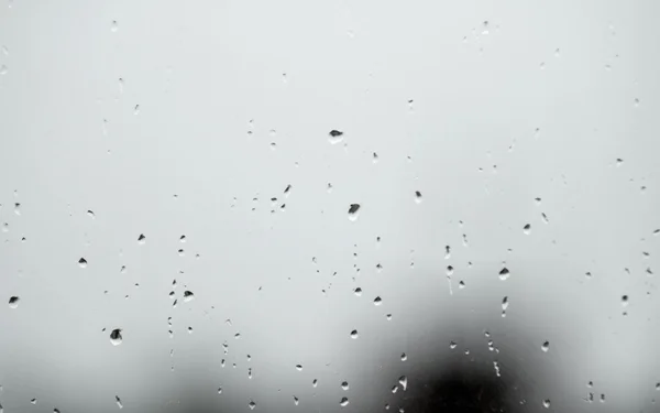 Gotas de lluvia en el cristal de una ventana —  Fotos de Stock