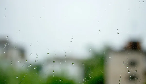 Droppar av regn på en fönsterruta — Stockfoto