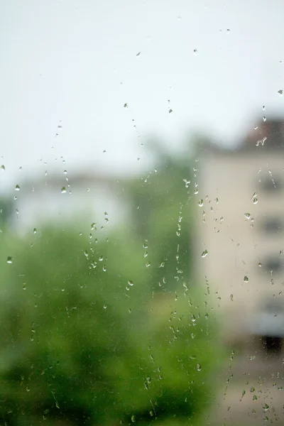 Droppar av regn på en fönsterruta — Stockfoto