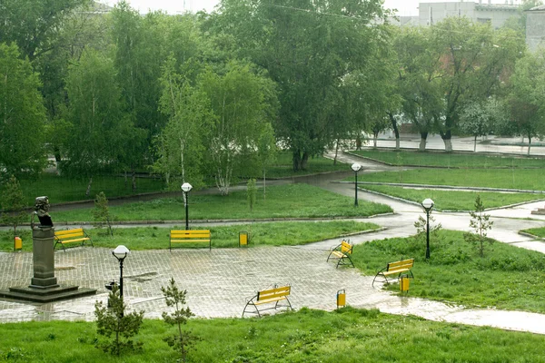 窓からすに雨の滴 — ストック写真