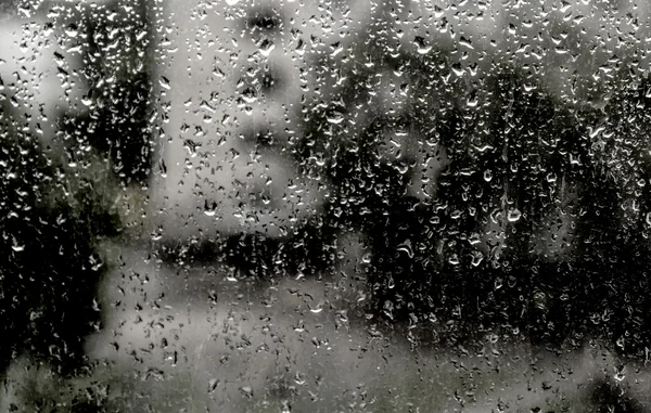 Gocce di pioggia su un vetro della finestra — Foto Stock