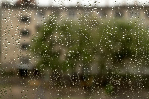 Droppar av regn på en fönsterruta, — Stockfoto