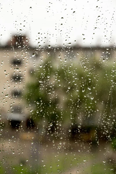 Droppar av regn på en fönsterruta, — Stockfoto