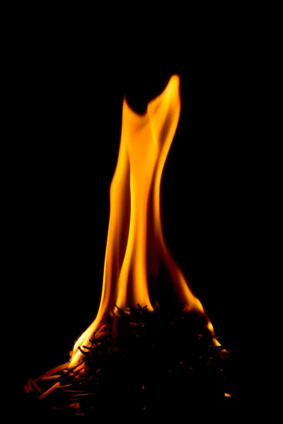 Feuer auf schwarzem Hintergrund — Stockfoto