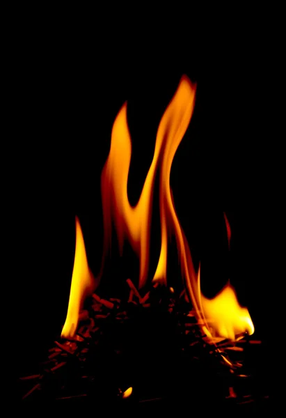 Feuer auf schwarzem Hintergrund — Stockfoto