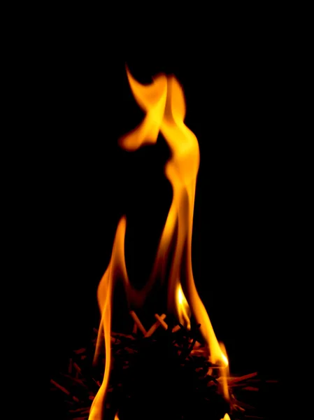 Feuer auf schwarzem Hintergrund — Stockfoto