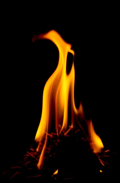 Вогонь на чорному тлі — стокове фото