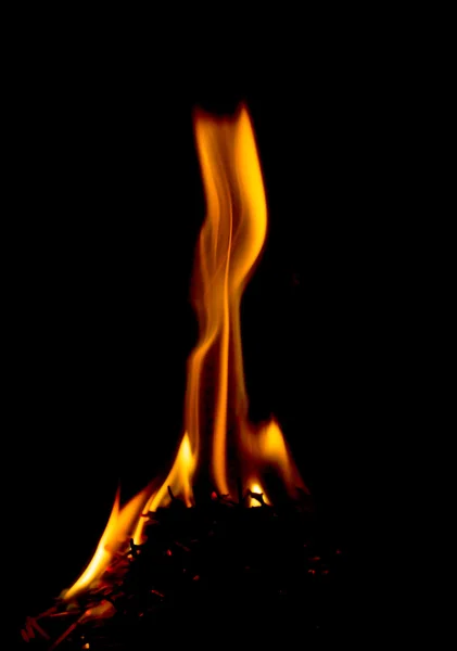 Feuer auf schwarzem Hintergrund — Stockfoto