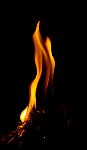 Feuer auf schwarzem Hintergrund — Stockfoto