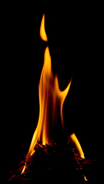 Пожар на черном фоне — стоковое фото