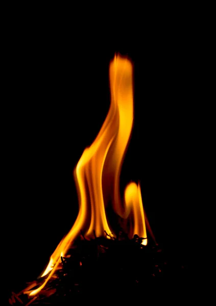 Feuer auf schwarzem Hintergrund — Stockfoto