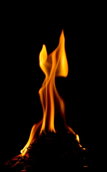 Feuer auf schwarzem Hintergrund — Stockfoto