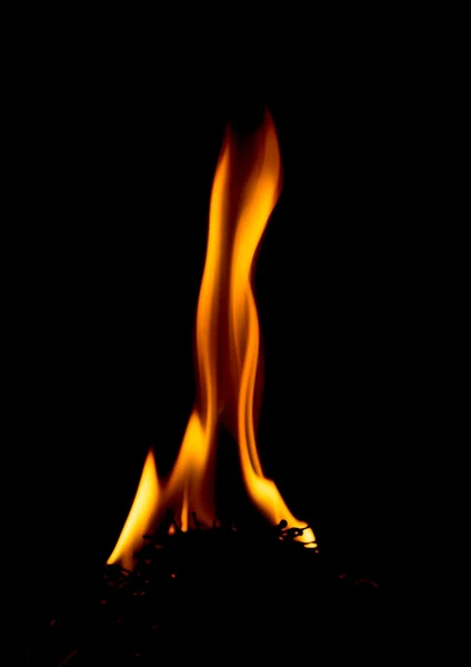 Feuer auf schwarzem Hintergrund — Stockfoto