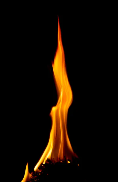Fuego sobre un fondo negro — Foto de Stock