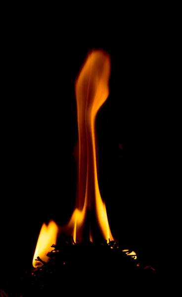 Пожар на черном фоне — стоковое фото