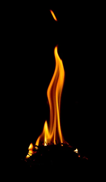 Feuer auf schwarzem Hintergrund — Stockfoto