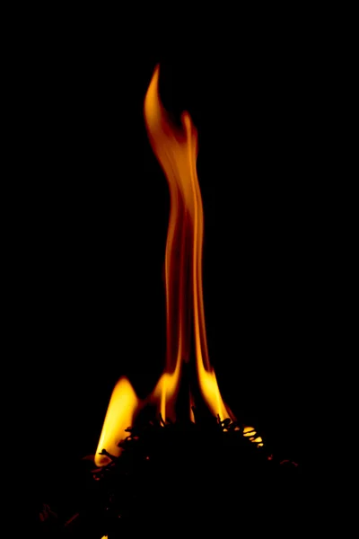 Feuer auf schwarzem Hintergrund — Stockfoto