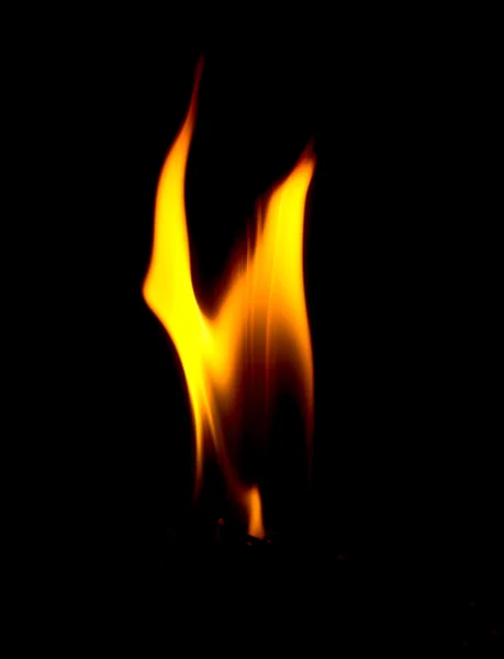 Feuer auf schwarzem Hintergrund — Stockfoto