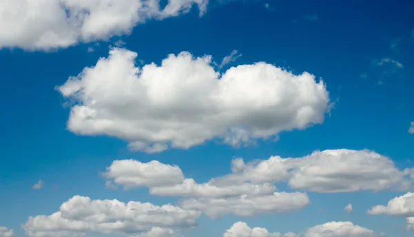 Σύννεφα Μπλε Ουρανός — Φωτογραφία Αρχείου