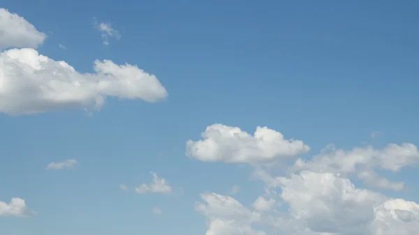 Nuvens céu azul — Fotografia de Stock