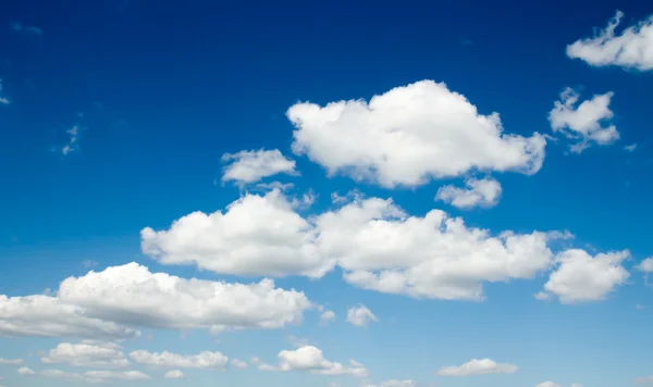 Nubes de cielo azul —  Fotos de Stock