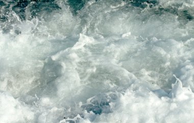 Dalgalar deniz köpüğü ile