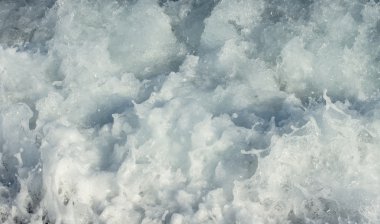 Dalgalar deniz köpüğü ile