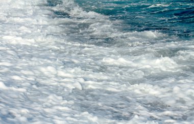 Dalgalar deniz köpüğü ile