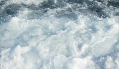 Kıyıda sıçramasına dalgalar