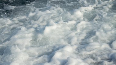 Kıyıda sıçramasına dalgalar